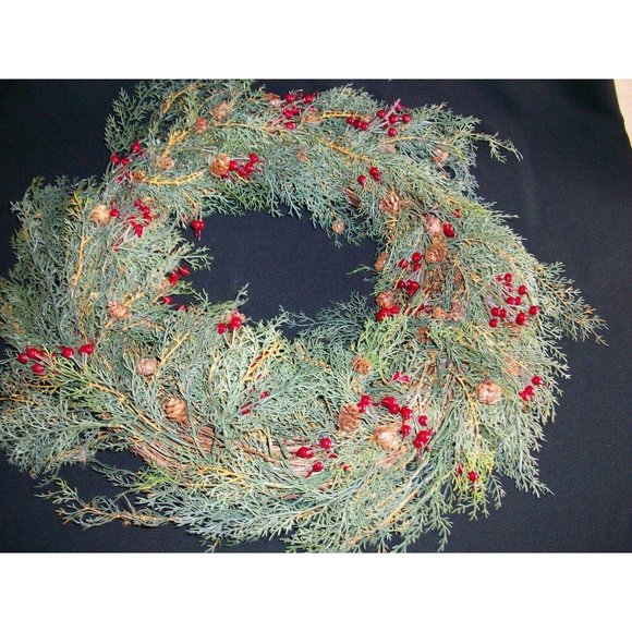Artificial 18" Pine Christmas Wreath Holly Berries - Picture 3 of 6
